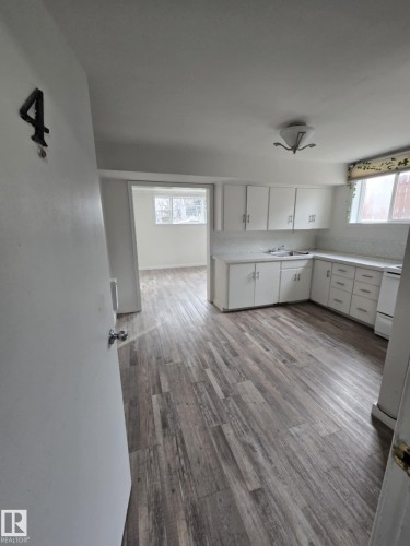 6422 132 Avenue, Edmonton, AB - Indoor Photo Showing Kitchen
