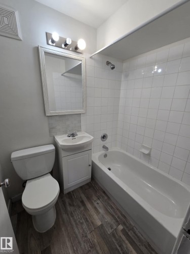 6422 132 Avenue, Edmonton, AB - Indoor Photo Showing Bathroom