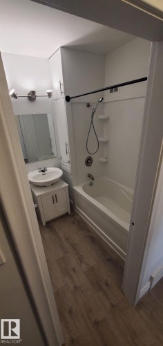 6422 132 Avenue, Edmonton, AB - Indoor Photo Showing Bathroom