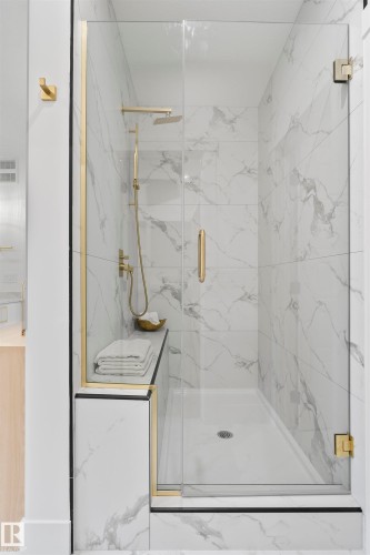 Full bath with a marble finish shower - 7026 Kiviaq Crescent, Edmonton, AB - Indoor Photo Showing Bathroom