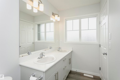 1640 Erker Way, Edmonton, AB - Indoor Photo Showing Bathroom