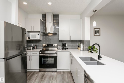 1640 Erker Way, Edmonton, AB - Indoor Photo Showing Kitchen With Double Sink With Upgraded Kitchen
