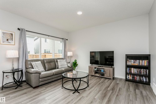 1640 Erker Way, Edmonton, AB - Indoor Photo Showing Living Room