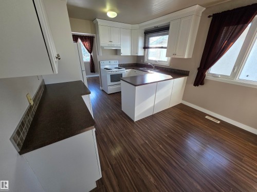 3 Walnut Street, Spruce Grove, AB - Indoor Photo Showing Kitchen