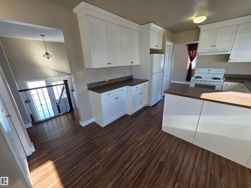 3 Walnut Street, Spruce Grove, AB - Indoor Photo Showing Kitchen