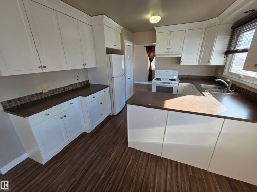 3 Walnut Street, Spruce Grove, AB - Indoor Photo Showing Kitchen With Double Sink