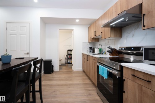 1459 Cherniak Way, Edmonton, AB - Indoor Photo Showing Kitchen