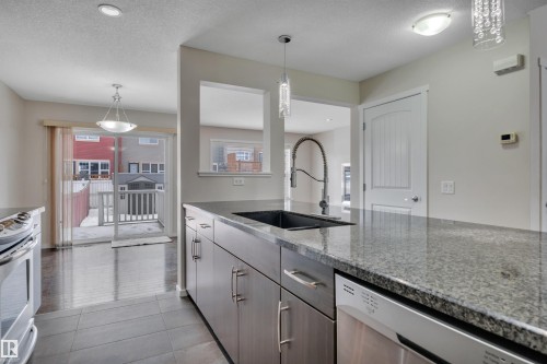 415 Simmonds Way, Leduc, AB - Indoor Photo Showing Kitchen With Upgraded Kitchen