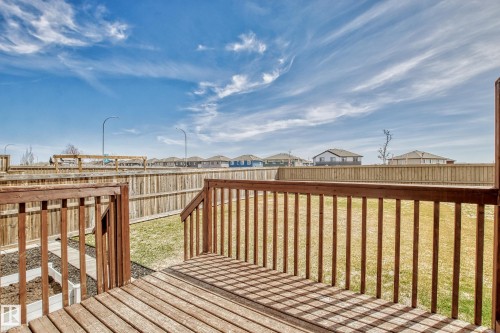 Deck with a residential view and a fenced backyard - 1669 Hammond Crescent, Edmonton, AB - Outdoor With Deck Patio Veranda