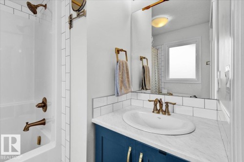 6489 King Wynd, Edmonton, AB - Indoor Photo Showing Bathroom