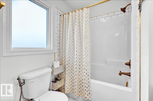 6489 King Wynd, Edmonton, AB - Indoor Photo Showing Bathroom