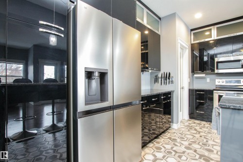 3334 Hilton Crescent, Edmonton, AB - Indoor Photo Showing Kitchen