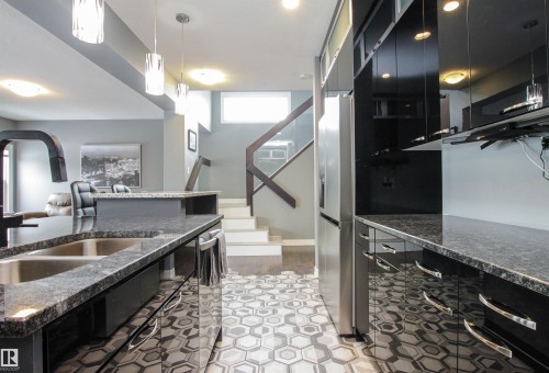 3334 Hilton Crescent, Edmonton, AB - Indoor Photo Showing Kitchen With Double Sink