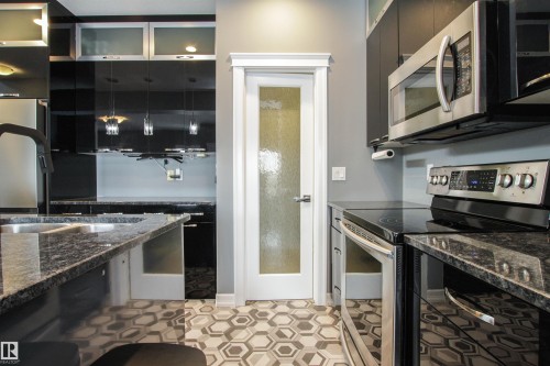 3334 Hilton Crescent, Edmonton, AB - Indoor Photo Showing Kitchen With Double Sink With Upgraded Kitchen