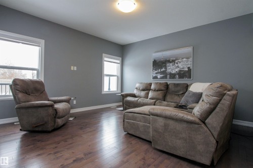 3334 Hilton Crescent, Edmonton, AB - Indoor Photo Showing Living Room