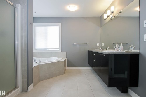 3334 Hilton Crescent, Edmonton, AB - Indoor Photo Showing Bathroom