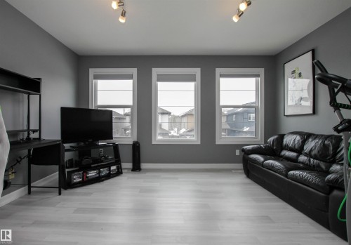 3334 Hilton Crescent, Edmonton, AB - Indoor Photo Showing Living Room