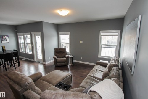 3334 Hilton Crescent, Edmonton, AB - Indoor Photo Showing Living Room