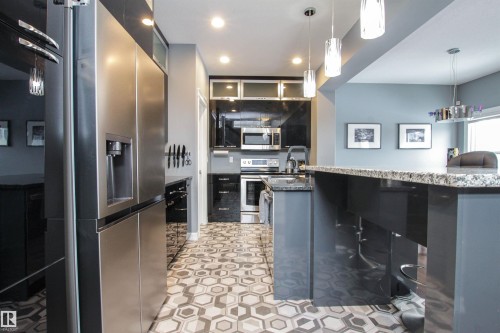 3334 Hilton Crescent, Edmonton, AB - Indoor Photo Showing Kitchen With Upgraded Kitchen