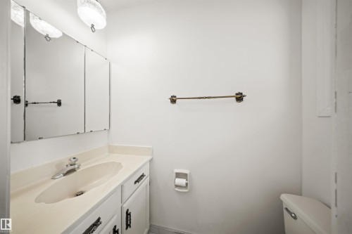 823 Richards Crescent, Edmonton, AB - Indoor Photo Showing Bathroom