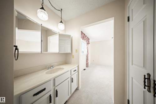 823 Richards Crescent, Edmonton, AB - Indoor Photo Showing Bathroom