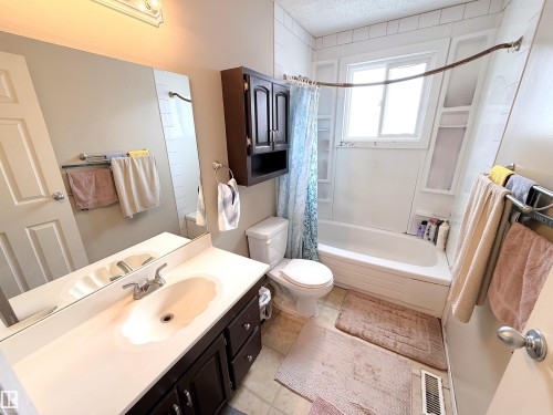 157 Lancaster Terrace, Edmonton, AB - Indoor Photo Showing Bathroom