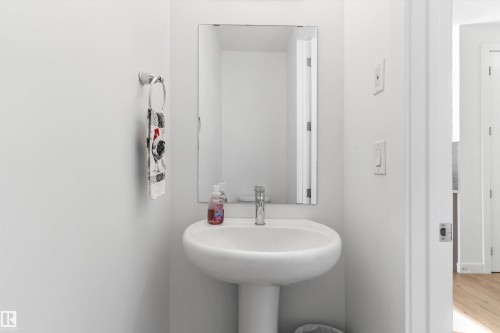 20007 16 Avenue, Edmonton, AB - Indoor Photo Showing Bathroom