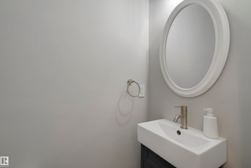 5911 7 Avenue, Edmonton, AB - Indoor Photo Showing Bathroom