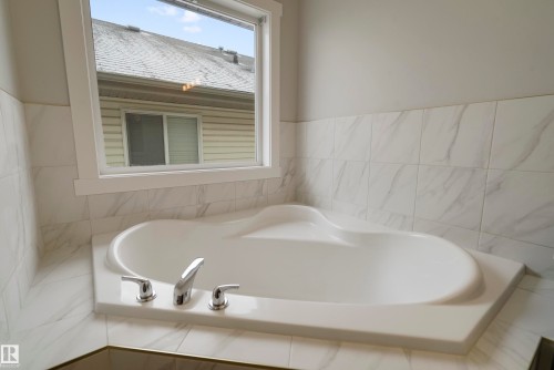 5911 7 Avenue, Edmonton, AB - Indoor Photo Showing Bathroom