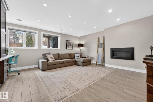 216 Heagle Crescent, Edmonton, AB - Indoor Photo Showing Living Room