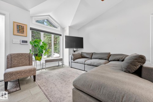 216 Heagle Crescent, Edmonton, AB - Indoor Photo Showing Living Room