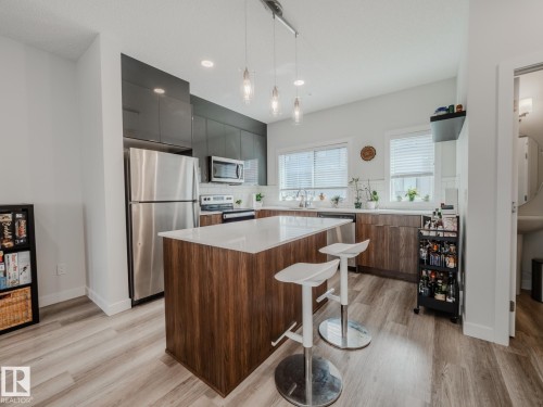 21 1010 Rabbit Hill Road, Edmonton, AB - Indoor Photo Showing Kitchen With Stainless Steel Kitchen With Upgraded Kitchen
