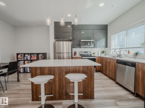 21 1010 Rabbit Hill Road, Edmonton, AB - Indoor Photo Showing Kitchen With Stainless Steel Kitchen With Upgraded Kitchen