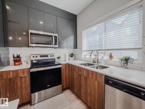 21 1010 Rabbit Hill Road, Edmonton, AB - Indoor Photo Showing Kitchen With Stainless Steel Kitchen With Double Sink With Upgraded Kitchen