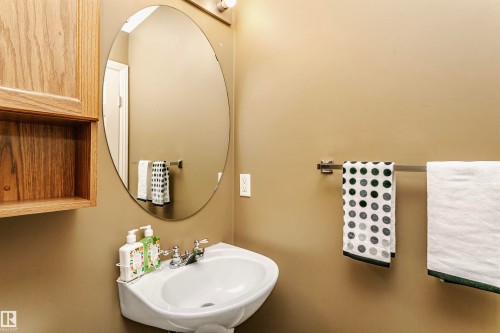 Bathroom with a sink - 607 Windross Crescent, Edmonton, AB - Indoor Photo Showing Bathroom