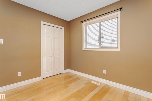 Unfurnished bedroom featuring light wood-style floors, a closet, and a textured ceiling - 607 Windross Crescent, Edmonton, AB - Indoor Photo Showing Other Room