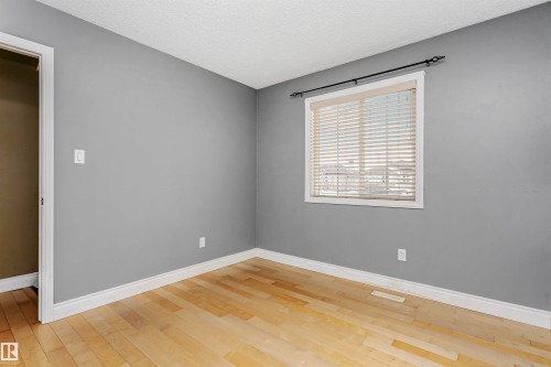 Unfurnished room featuring light wood-type flooring and a textured ceiling - 607 Windross Crescent, Edmonton, AB - Indoor Photo Showing Other Room