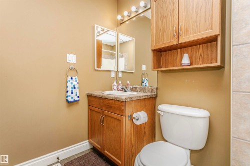 Bathroom with vanity and a shower with curtain - 607 Windross Crescent, Edmonton, AB - Indoor Photo Showing Bathroom