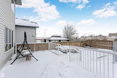 Fenced backyard with a wooden deck and a residential view - 607 Windross Crescent, Edmonton, AB - Outdoor