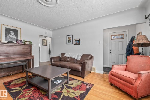 10649 64 Avenue, Edmonton, AB - Indoor Photo Showing Living Room