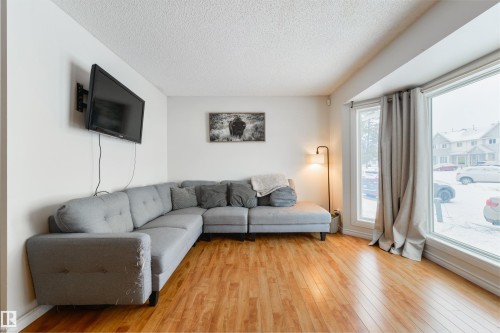 123 5 Aberdeen Way, Stony Plain, AB - Indoor Photo Showing Living Room