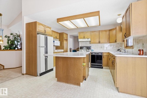 1 Heritage Boulevard, St. Albert, AB - Indoor Photo Showing Kitchen
