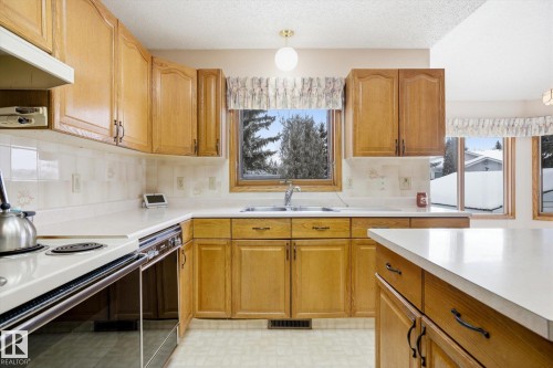 1 Heritage Boulevard, St. Albert, AB - Indoor Photo Showing Kitchen With Double Sink