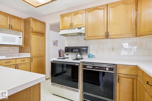 1 Heritage Boulevard, St. Albert, AB - Indoor Photo Showing Kitchen