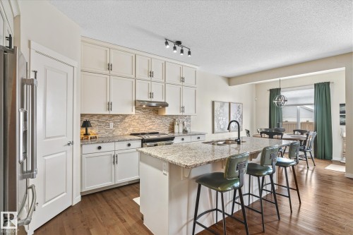 5916 175 Avenue, Edmonton, AB - Indoor Photo Showing Kitchen With Upgraded Kitchen