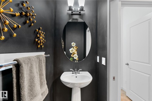 5916 175 Avenue, Edmonton, AB - Indoor Photo Showing Bathroom