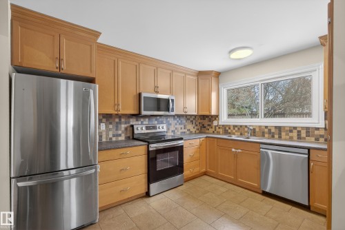 21 Laydon Drive, St. Albert, AB - Indoor Photo Showing Kitchen