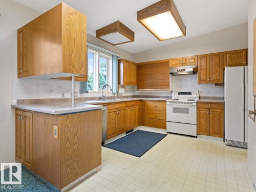 7404 Rowland Road, Edmonton, AB - Indoor Photo Showing Kitchen