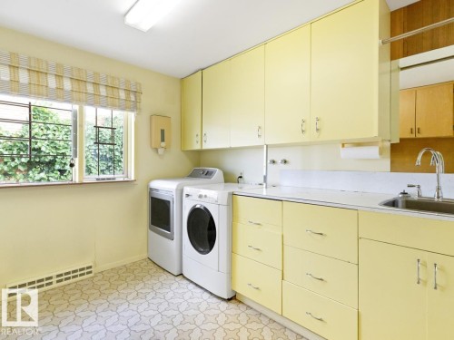 7404 Rowland Road, Edmonton, AB - Indoor Photo Showing Laundry Room