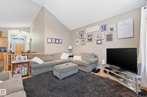 11024 177 Avenue, Edmonton, AB - Indoor Photo Showing Living Room